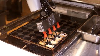 Takoyaki robot!  Amazing Technology? Automatic takoyaki machine 自動たこ焼き機　 다코야키 章鱼烧 章魚燒