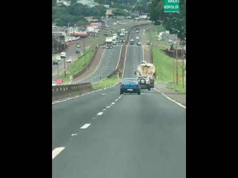 Imagens divulgadas nas redes sociais mostram o momento do assalto, na BR-277, em Medianeira.