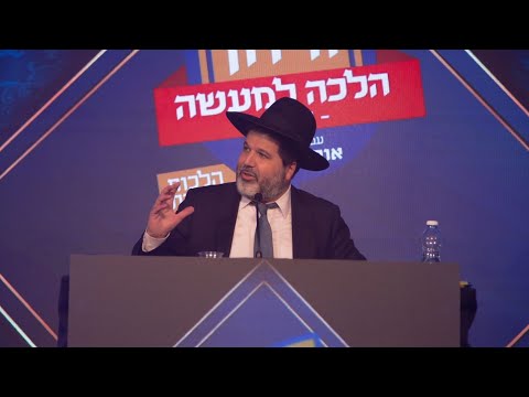 הרב אופיר מלכא- האם מותר לזרוק את פרוסת המוציא לאנשים הרחוקים ממנו פיזית..האם הדבר הזה מותר או אסור?