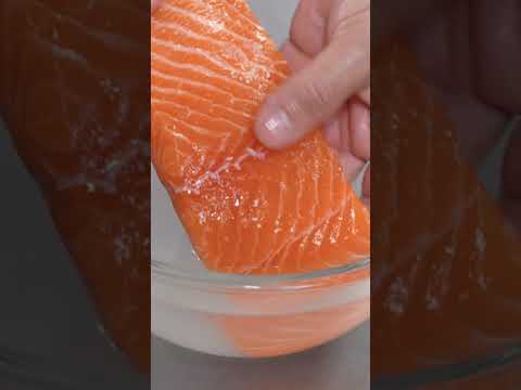Vídeo: O salmão é bem cozido?