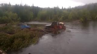 Трелевочный трактор перетаскивает УАЗ через брод р. Тойсик