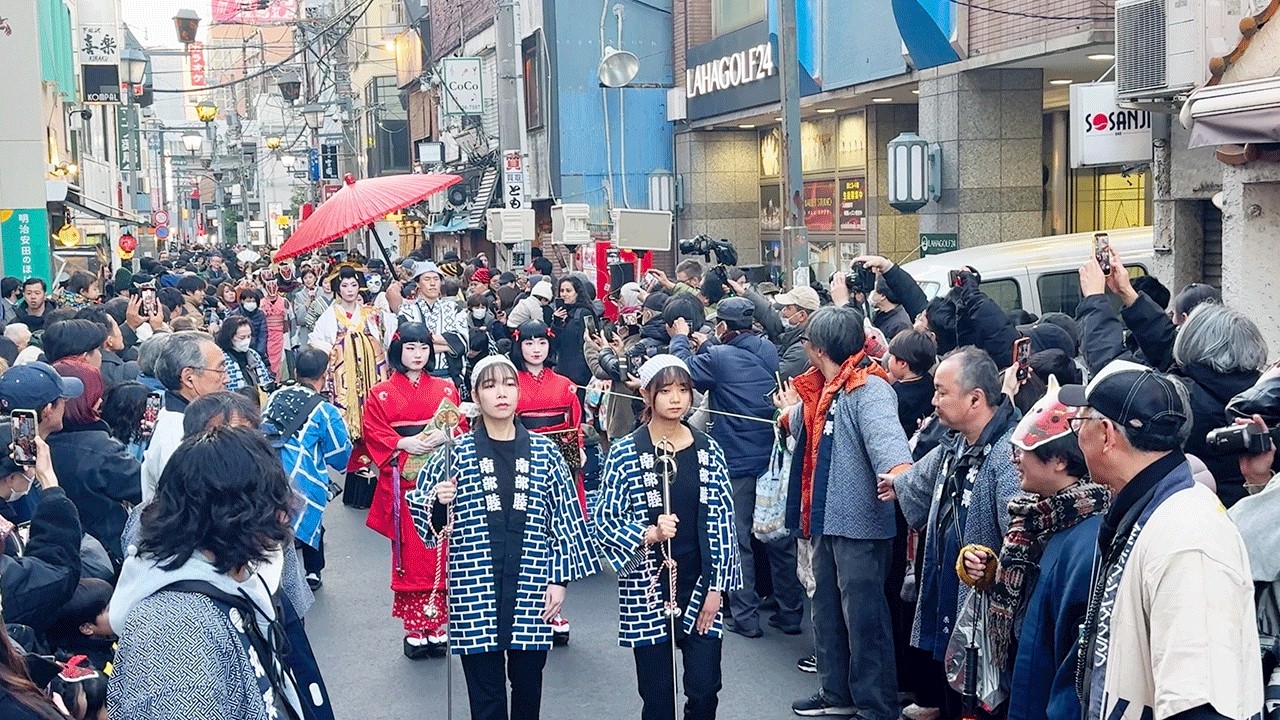 外国人も恍惚！【 花魁道中 】妖艶な花魁に下北沢が騒然 !!!　江戸吉原遊女を鑑賞＋隊列紹介で学びも！　節分お化けde花魁道中　4K60