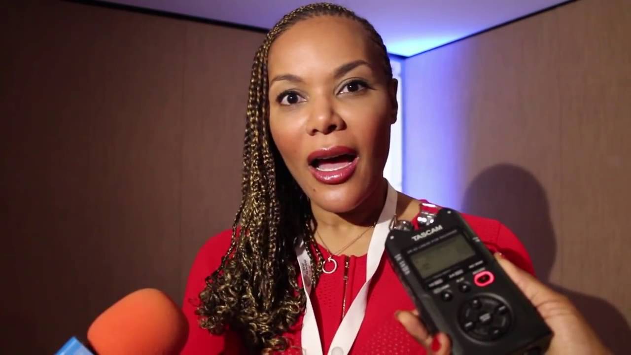 Mme Malika Bongo reçoit la Médaille d'Or de CRANS MONTANA YouTube Mme Malika Bongo reçoit la Médaille d'Or de CRANS MONTANA YouTube