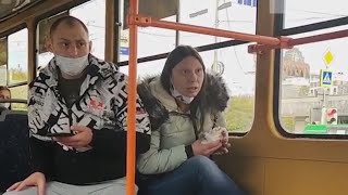 Неадекватка бросила шаурму в голову деда. Real video