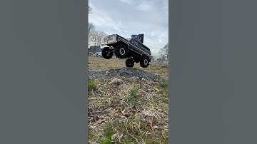 Catching air traxxas trx4 K5 blazer #rccar #rccrawler #traxxas #traxxastrx4 #rc4wd #offroad #spring