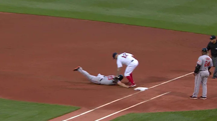 BAL@BOS: Leon picks off Snider at first base