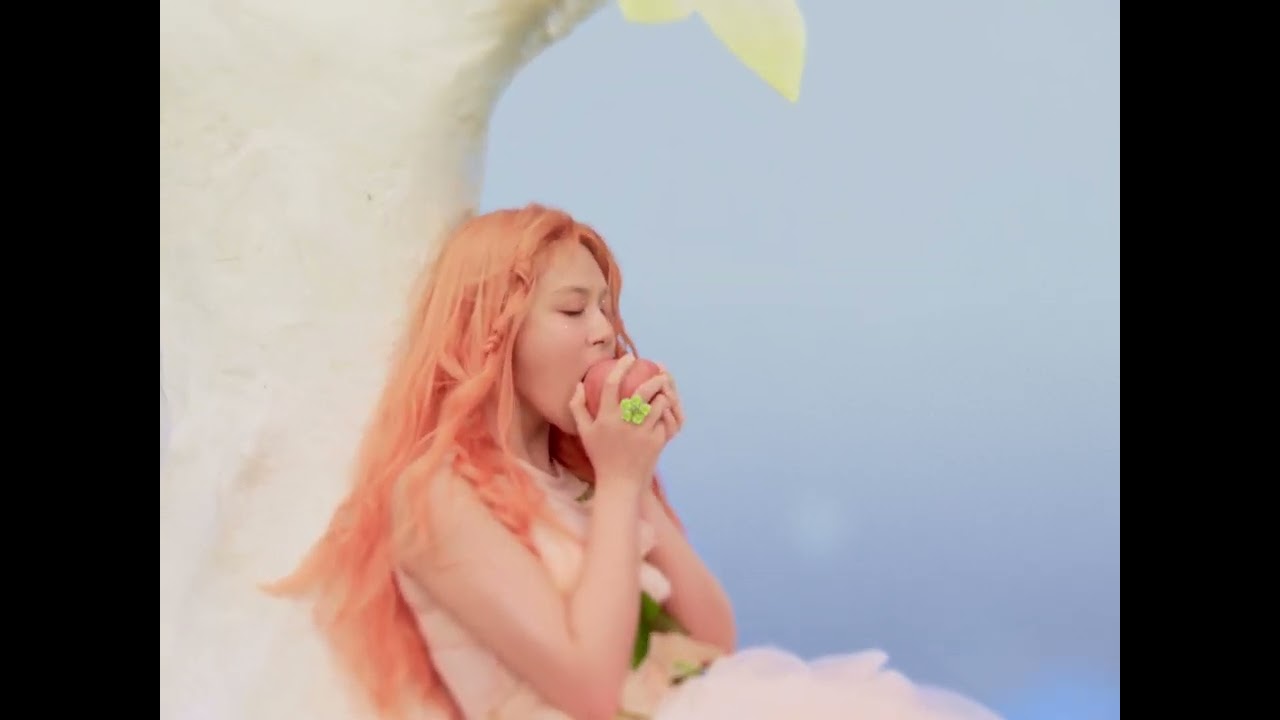 먹는다 (Eats the apple)