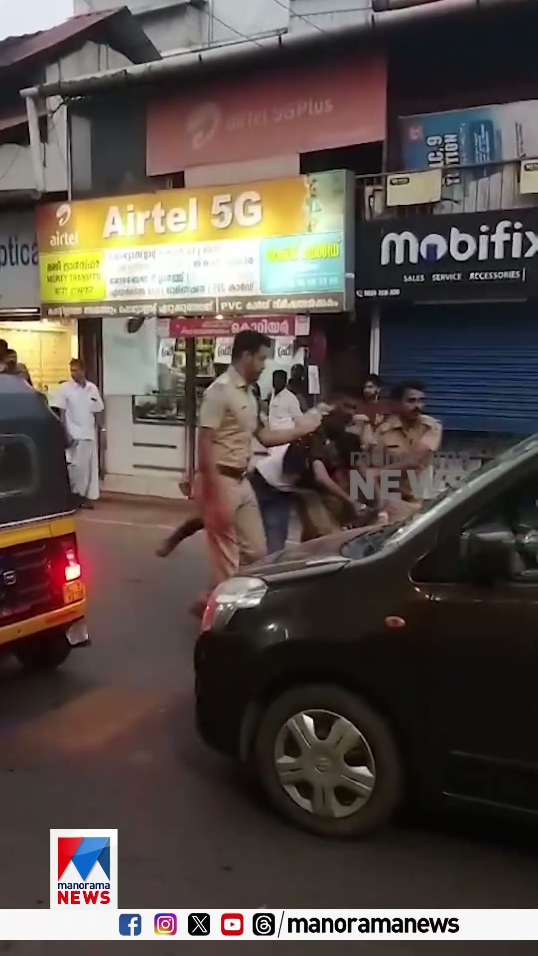 മലപ്പുറം എടവണ്ണപ്പാറയില്‍ ഡ്യൂട്ടിക്കിടെ പരസ്യമായി ഹോംഗാർഡിനെ മര്‍ദിച്ച് യുവാവ് | Malappuram