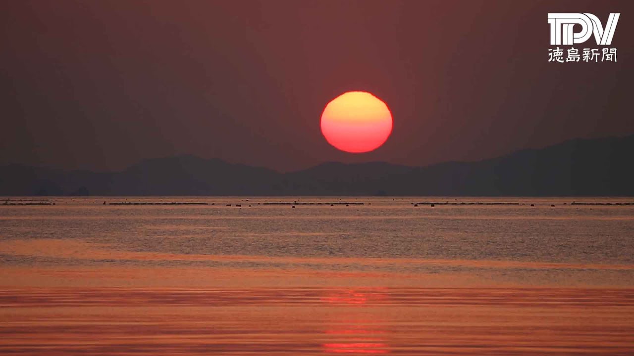 日出湾に沈む夕日 - YouTube