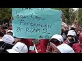 Unjuk Rasa Biduan Pencinta Seni di depan kantor Bupati Sumenep