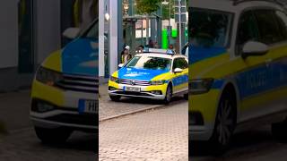 Polizeiauto Steht Vor Kaffee & Backhaus Mit Gelbe Blinklicht