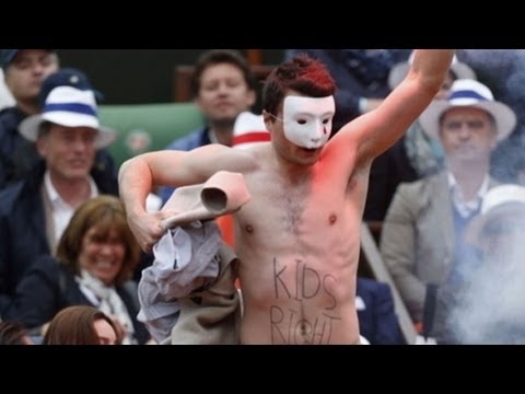 Protester Disrupts French Open Match With Flare