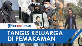 Tangis Orangtua Korban Mutilasi Di Kalibata City Tak Berhenti Saat Pemakaman Di TPU Nologaten Sleman Tangis Orangtua Korban Mutilasi Di Kalibata City Tak Berhenti Saat Pemakaman Di TPU Nologaten Sleman