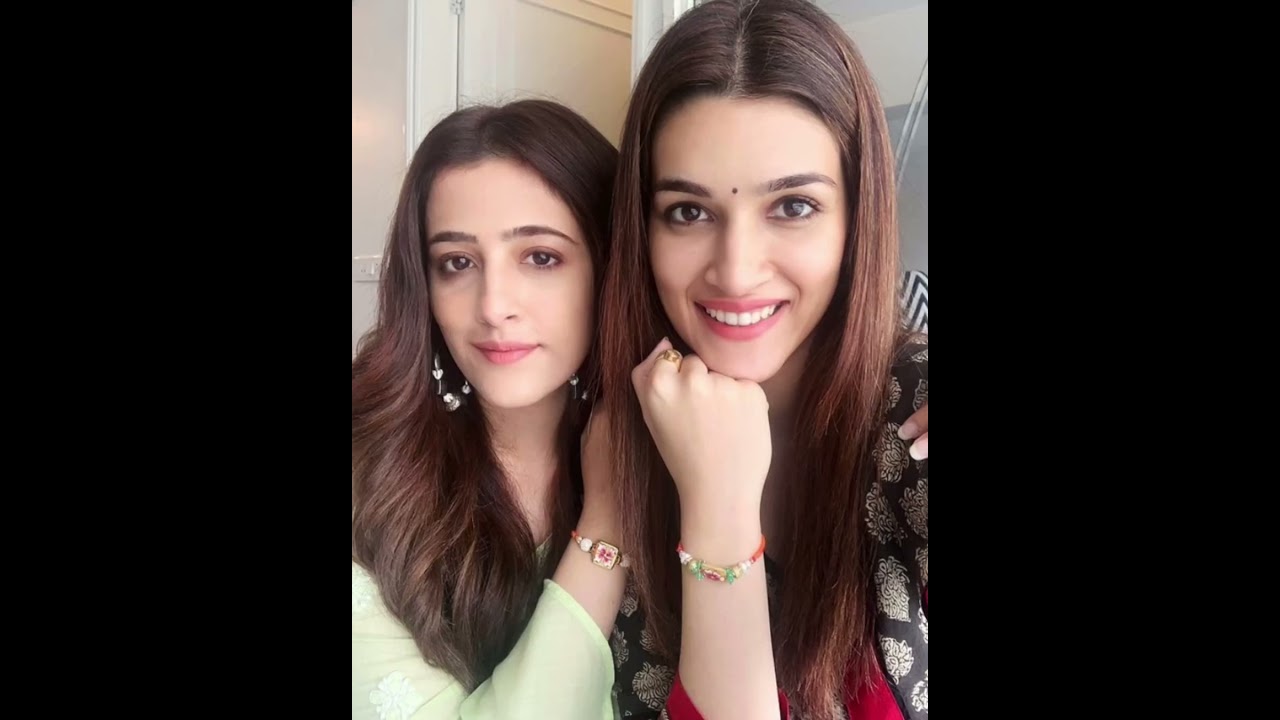 Kriti Sanon With Her Lovely Family👌💕