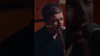 Noel Gallagher playing 'Don't Look Back In Anger' in 2022! Resimi