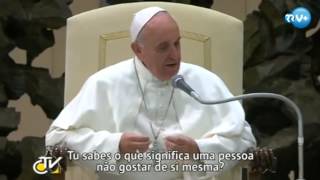 Papa Francisco dialogando com jovens