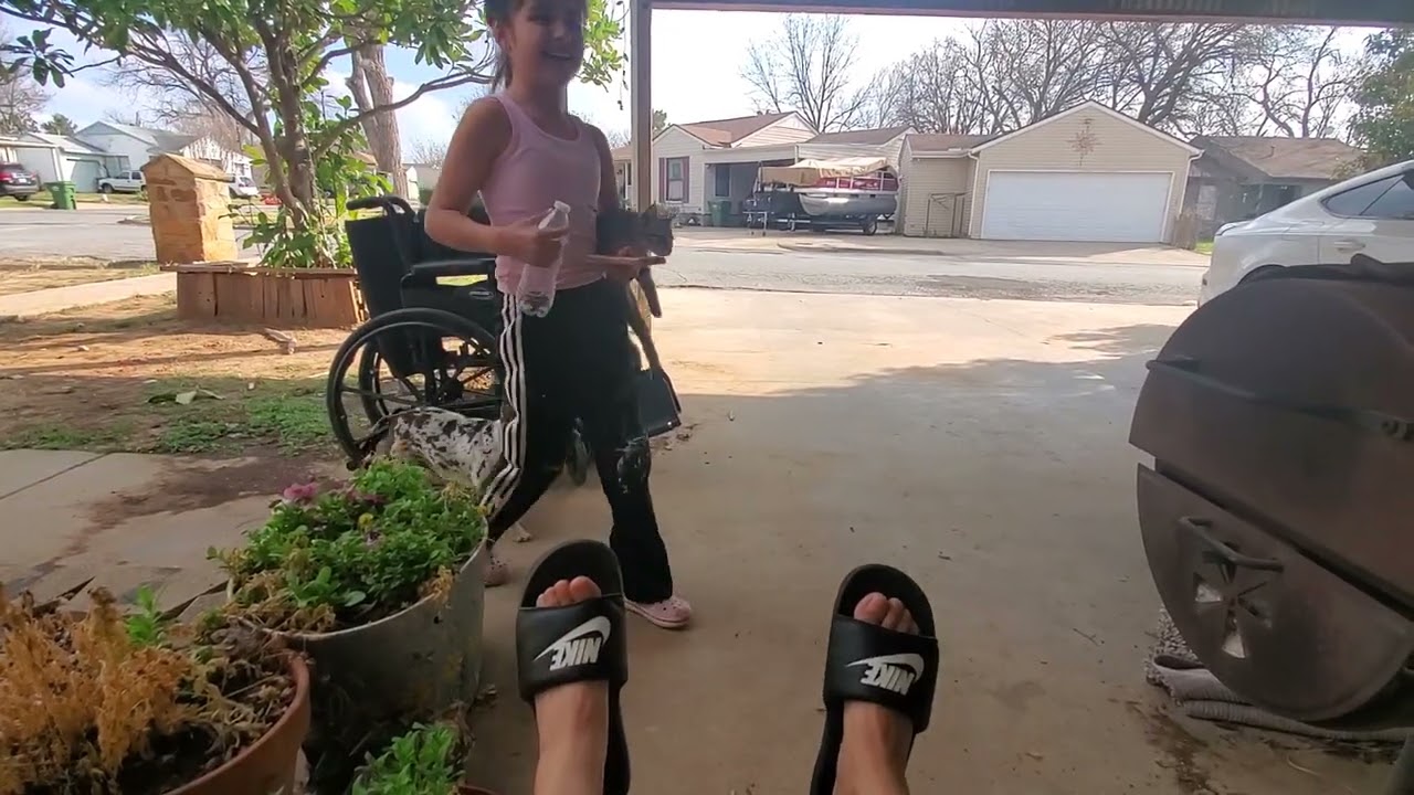 Qué  me habrá querido decir!!!? Con que ella si trabaja. ;!😀