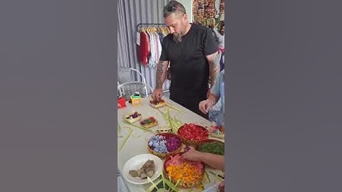 Make Balinese Offering, Make Canang Sari Class in Kuta. EBC Experience Bali Culture Workshop.