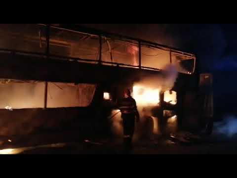 Autocar distrus complet în urma unui incendiu pe A1 | novatv.ro