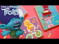 ¡Haz que las portadas de tus libros destaquen con Poppy y Ramón! De regreso a clases DIY | TROLLS