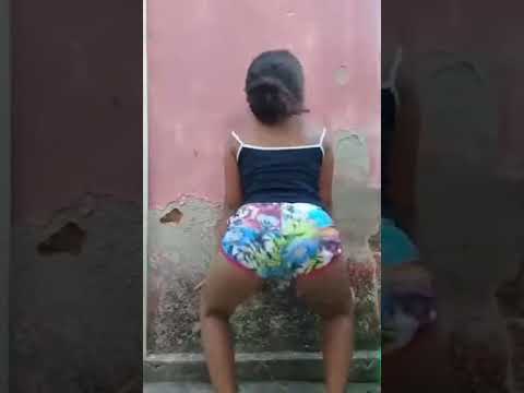 novinha dançando funk de short de dormir