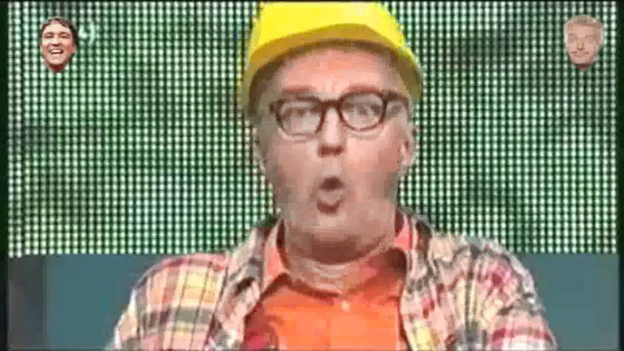 André en Ron hebben lunch op een bankje.