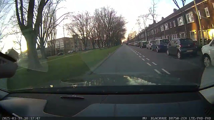 Dashcam Netherlands utrecht - busje bezorger kijkt niet in zijn buitenspiegels en gaat zomaar de weg