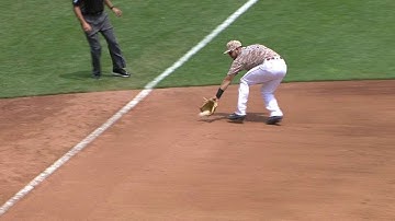 OAK@CIN: Suarez backhands grounder, nabs Crisp