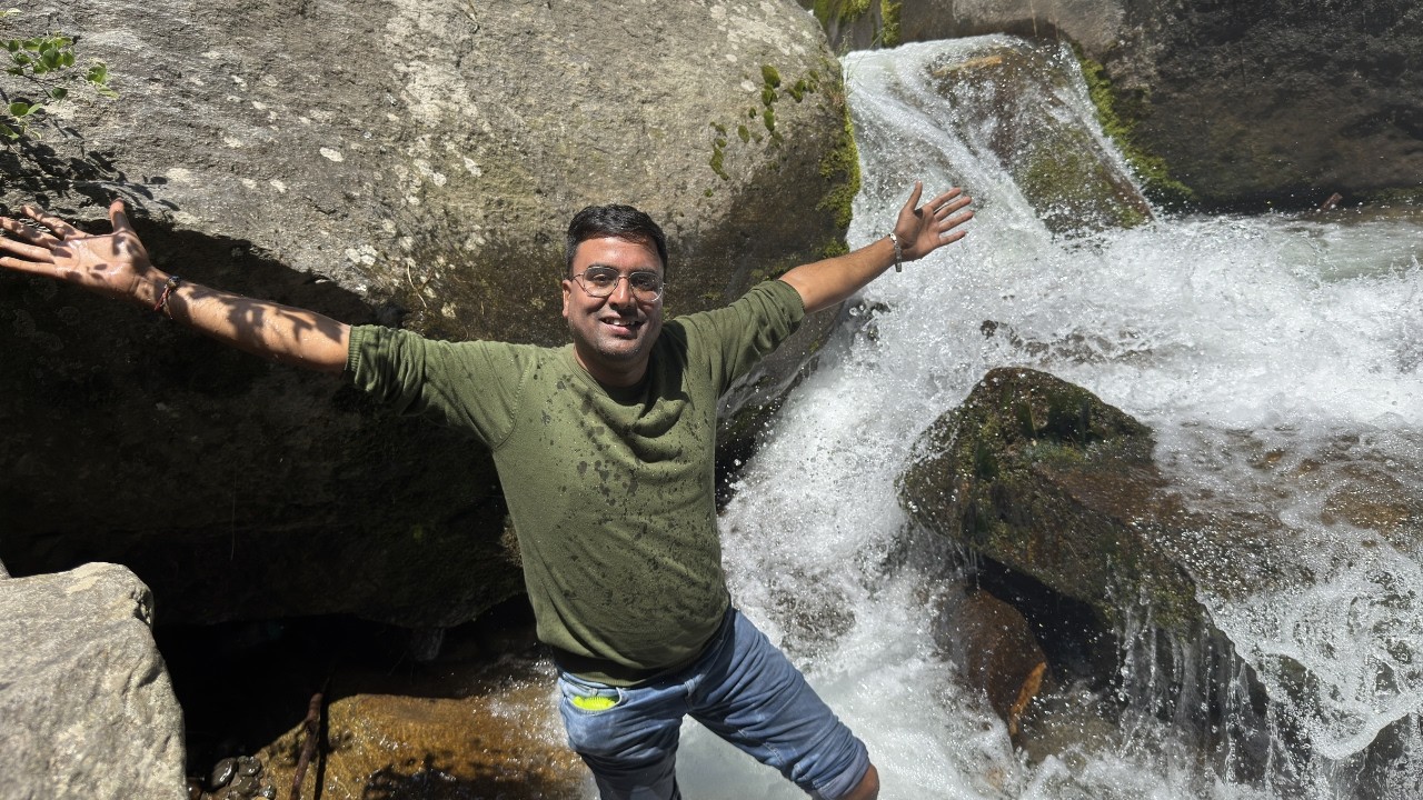 Part 1: Jogini Waterfall Kullu Manali🌊 Hum Bhi Bacche Ban Gaye👶Mein Unfiltered Masti Childhood Vibes