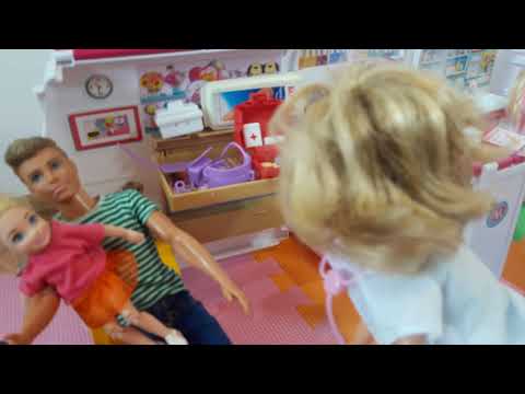 Video: Barbie într-un Scaun Cu Rotile și Protetice