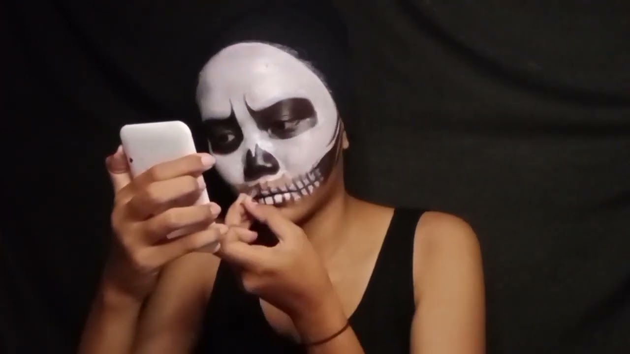 MAKE UP KARAKTER TENGKORAK