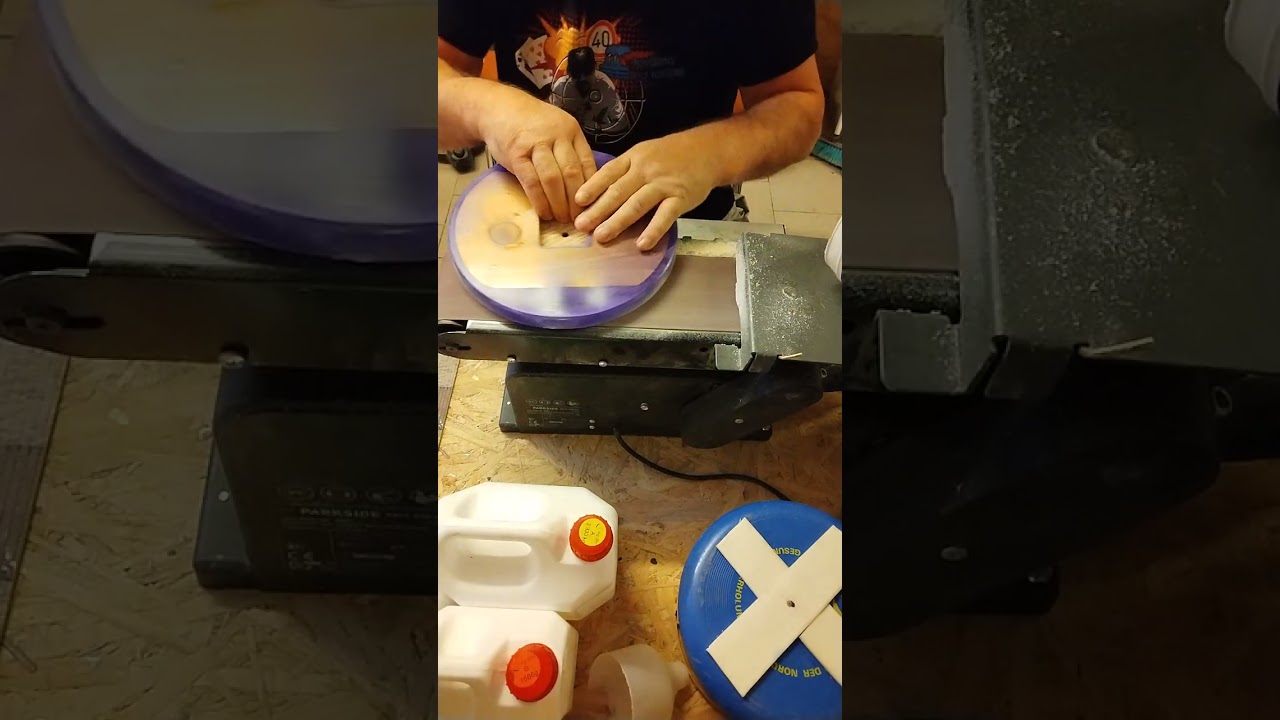 Obrušování odlitku budoucích hodin z epoxidové pryskyřice a dřeva, modřínu