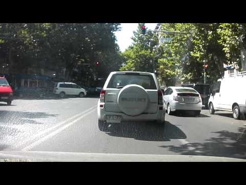 ჯერ მამალ წითელზე გამოაჭრა შავმა ჯიპმა და მერე ქალბატონმა კინაღამ ...