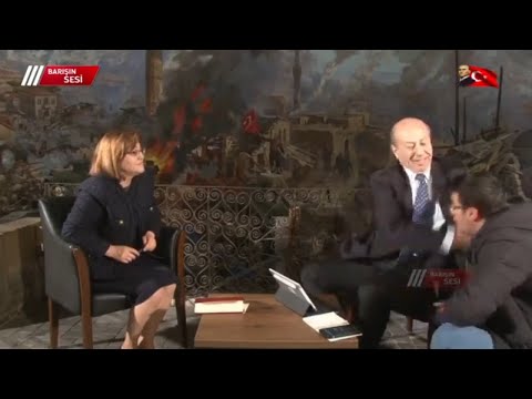 Gazeteci Muharrem Sarıkaya ses teknikerine tokat attı