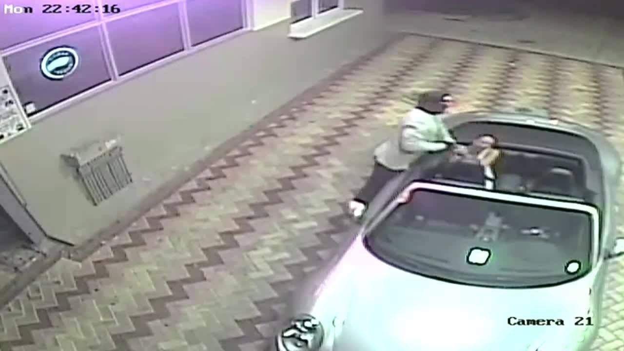 Man steals purse from woman sitting in car - YouTube