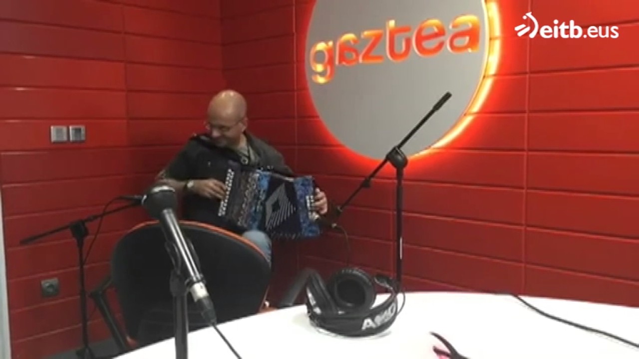 Versión de ''Despacito'', con trikitixa camera iphone 8 plus apk