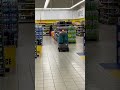 Робот уборщик сам моет полы в Чешском супермаркете