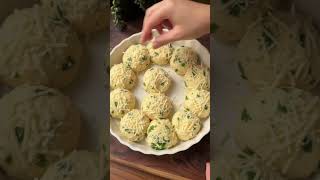 Garlic Herb Cheese Pull-Apart Bread Bombs!