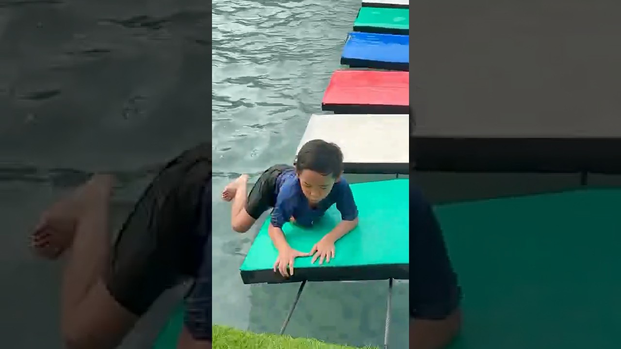 Bahaya banget Keizo nyebrang kolam dalam lewat karpet licin⁉️