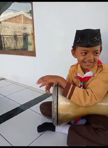 Murid SD Belajar Musik Hadroh