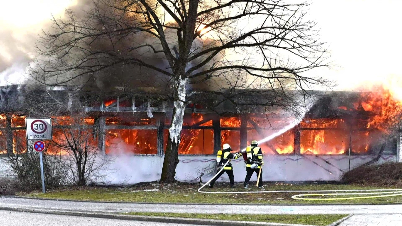 Kulturpavillion am Romanplatz steht in Flammen