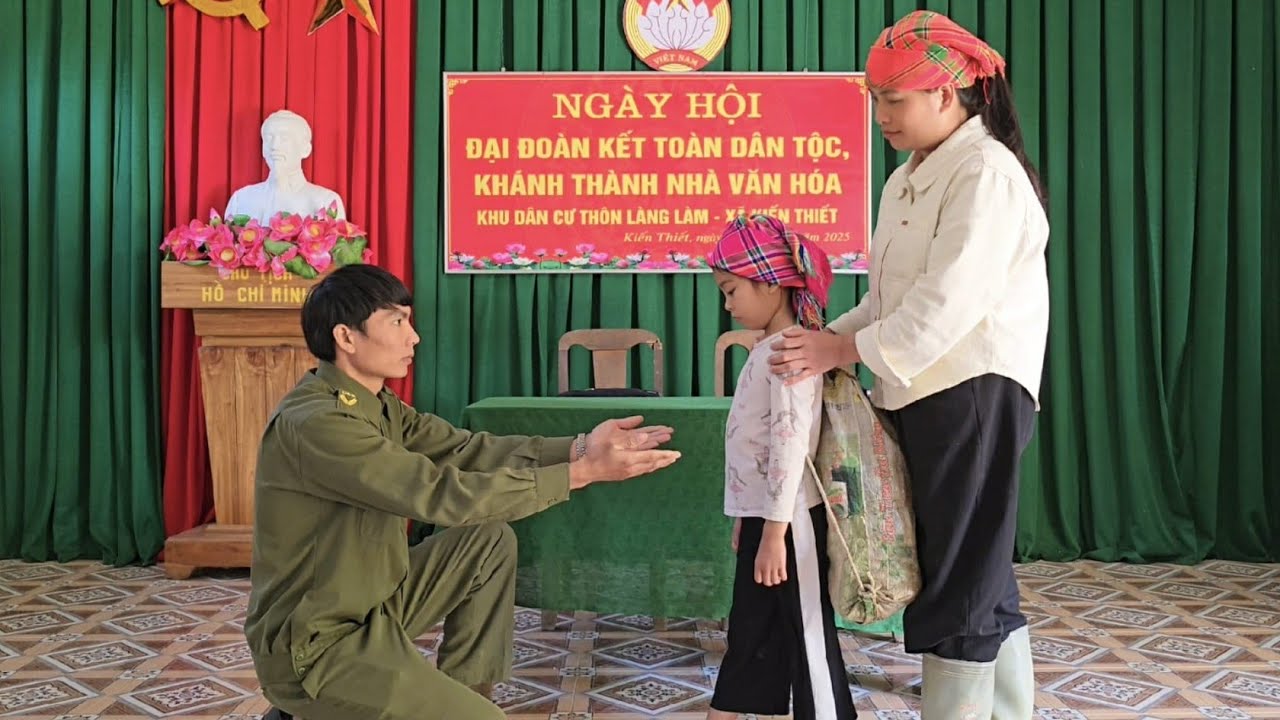 Homeless girl saved a little girl lost in the wilderness and brought her to the police station.