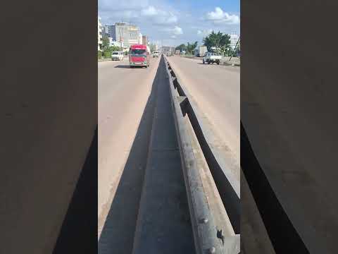 على طول الطريق الزراعي    