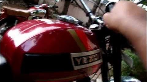 kick starting a Jawa Yezdi Roadking 250cc motorcycle