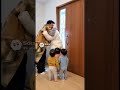 ママを子供から隠して外に行けるようにするパパ