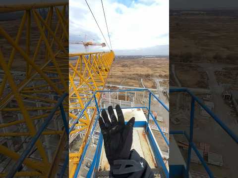 Падает башенный кран ЧТО ДЕЛАЕТ КРАНОВЩИК ? #shorts