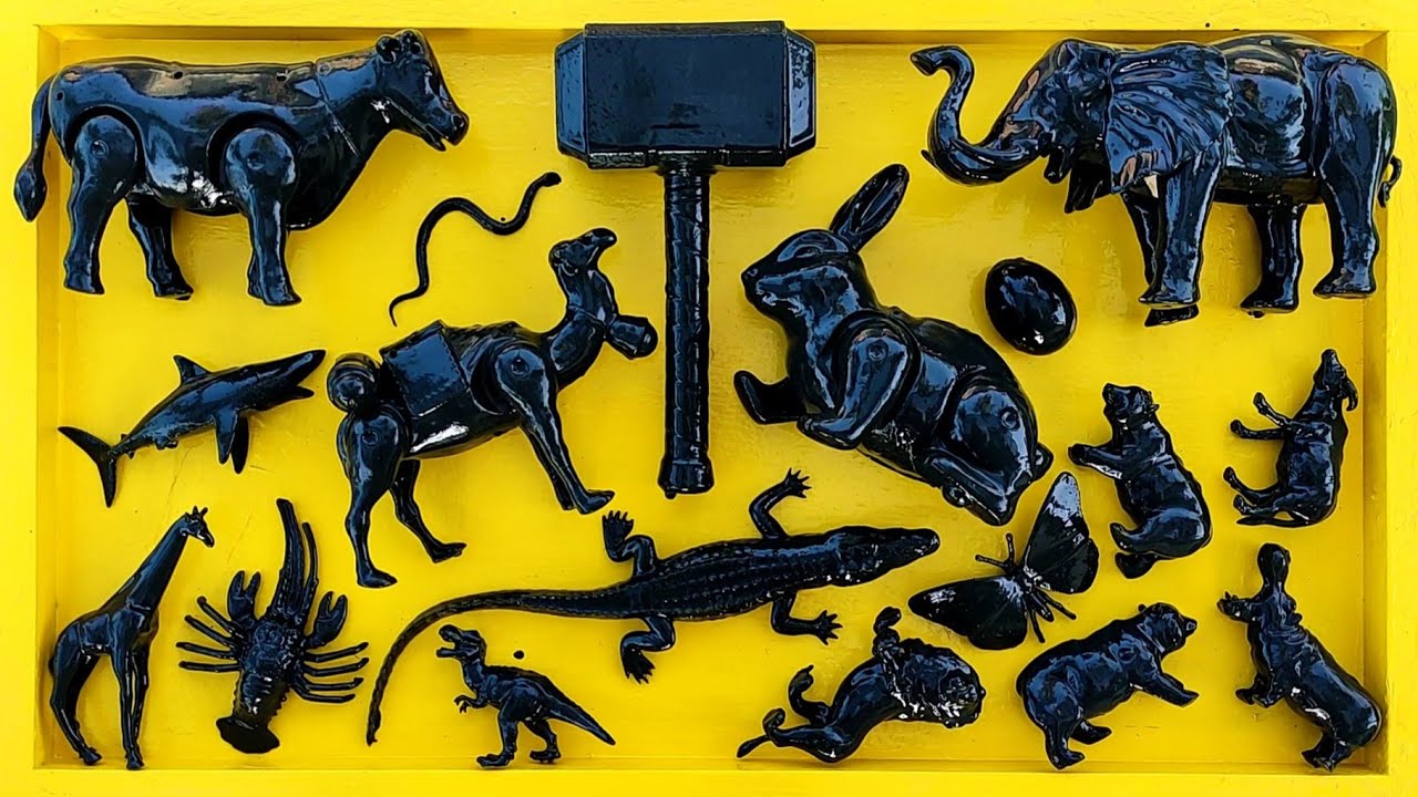 Membersihkan mainan hewan, sapi, bebek, angsa, ayam, gajah, singa, unta, buaya, zebra, kangguru.