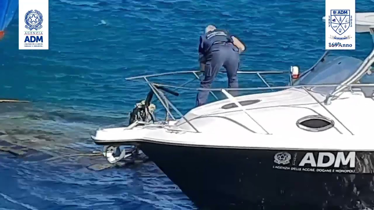 Lampedusa. Operazione ADM di rimozione delle imbarcazioni utilizzate dai migranti