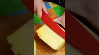HOW TO CUT A PINEAPPLE