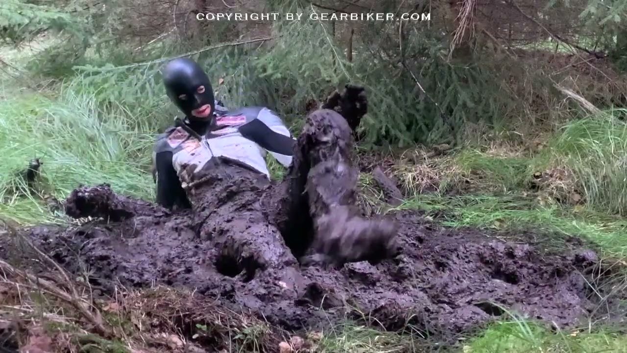 Im Schlamm mit Lederkombi, MX Stiefel und Gummianzug